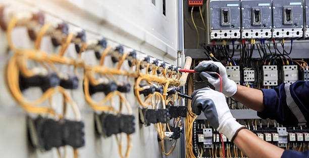 Professional Electrician technician working in Seymour, MO
